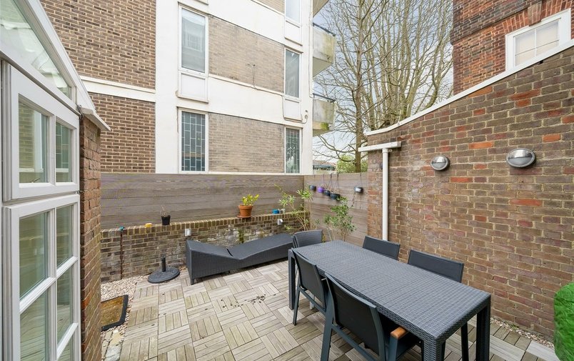 Flat for sale in West Heath Avenue, Golders Green