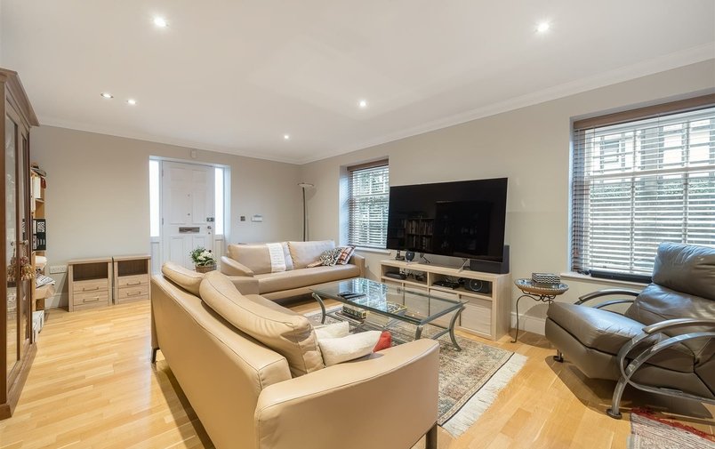 Flat for sale in West Heath Avenue, Golders Green