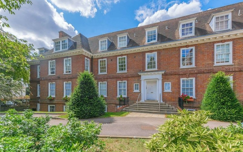 Flat for sale in West Heath Avenue, Golders Green