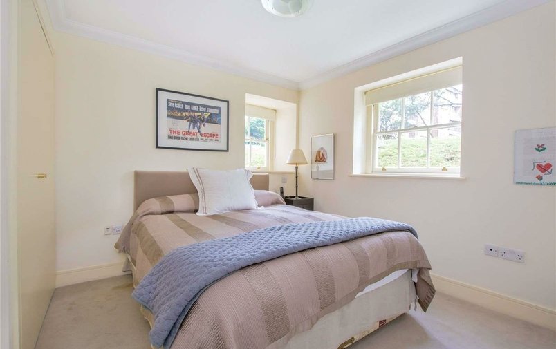Flat for sale in West Heath Avenue, Golders Green