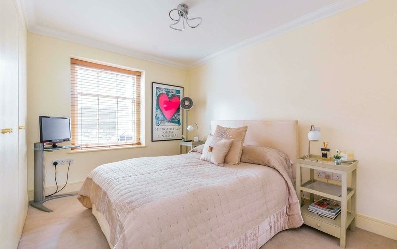 Flat for sale in West Heath Avenue, Golders Green