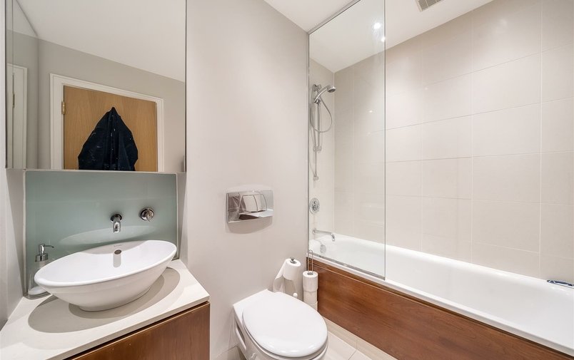 Flat for sale in West Heath Avenue, Golders Green