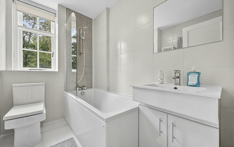 Flat to rent in Finchley Road, London