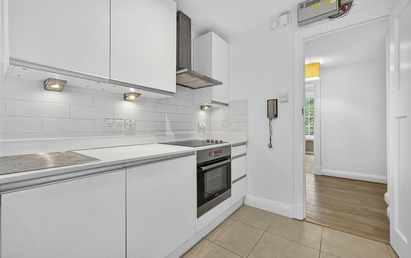 Flat to rent in Finchley Road, London