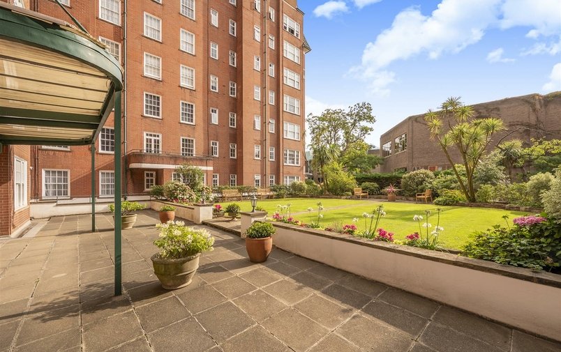 Flat to rent in Finchley Road, London