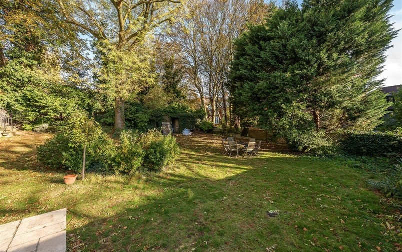Flat to rent in Arkwright Road, Hampstead