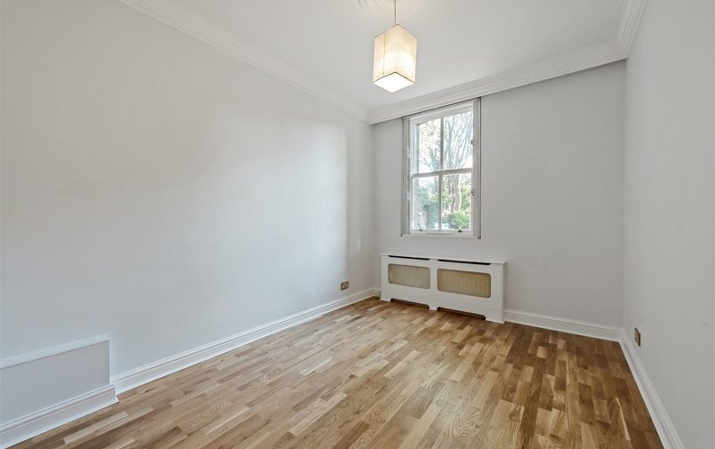 Flat to rent in Arkwright Road, Hampstead