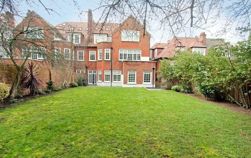 Flat to rent in Bracknell Gardens, Hampstead