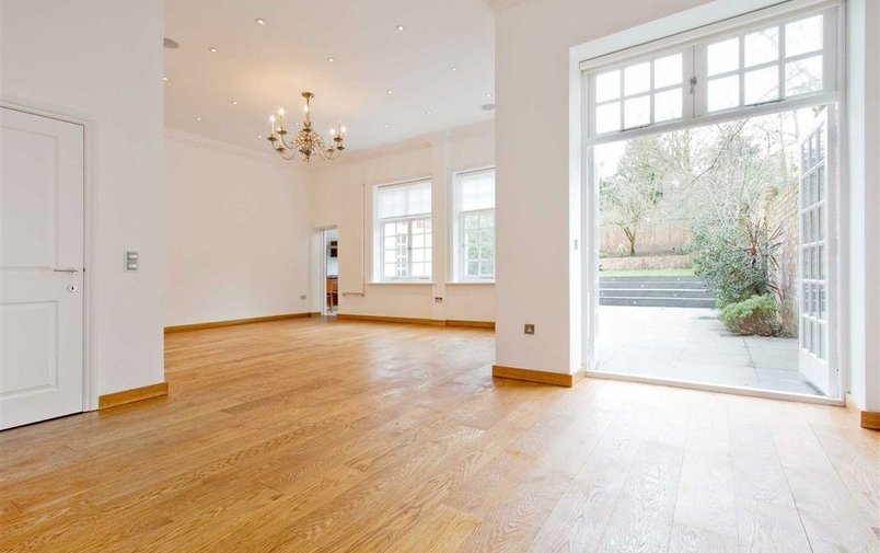 Flat to rent in Bracknell Gardens, Hampstead