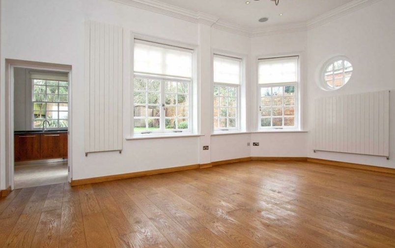 Flat to rent in Bracknell Gardens, Hampstead