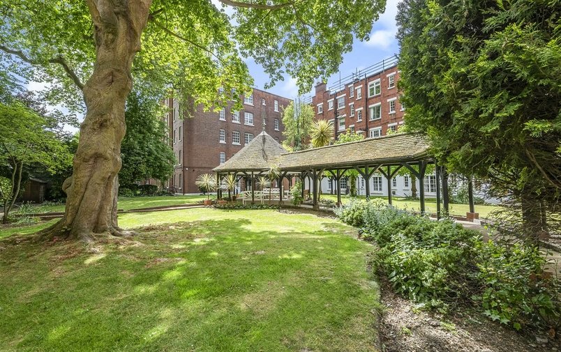 Flat to rent in Circus Road, London