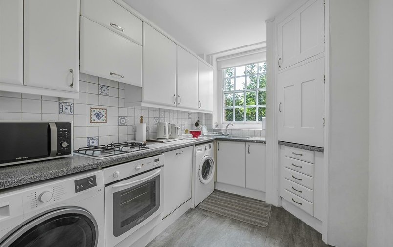 Flat to rent in Circus Road, London