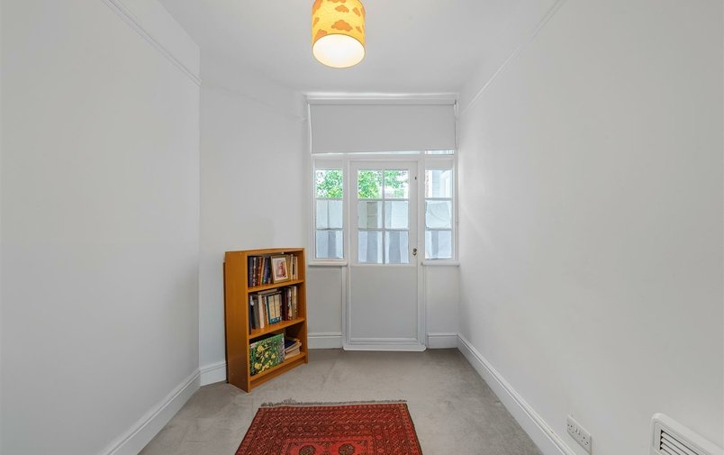 Flat to rent in Circus Road, London
