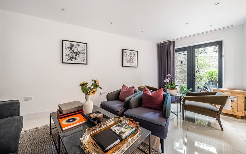 House to rent in Pattison Road, Hampstead