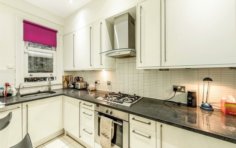 Flat to rent in College Crescent, London