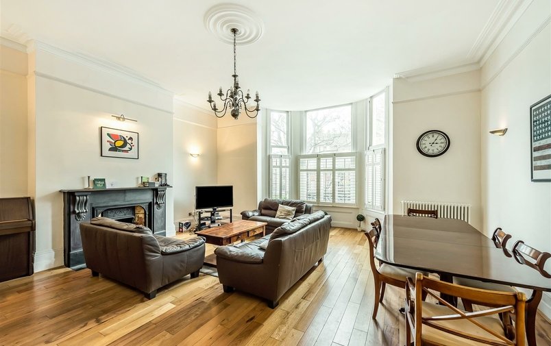 Flat to rent in College Crescent, London