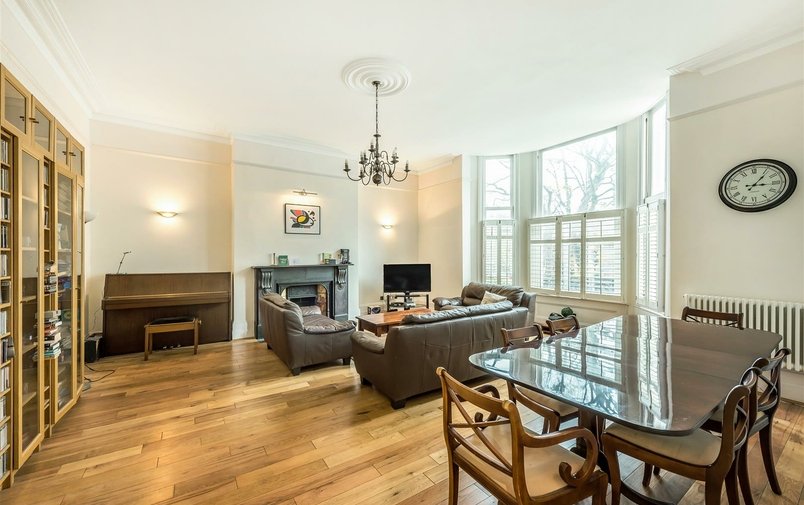 Flat to rent in College Crescent, London