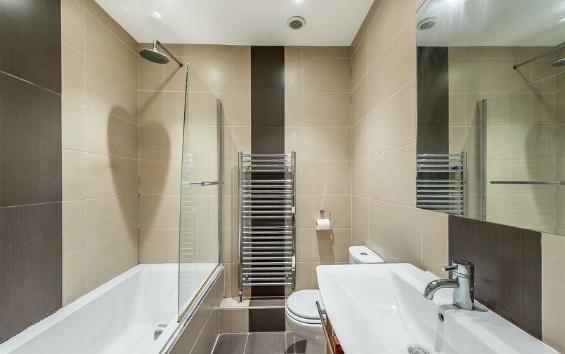 Flat to rent in College Crescent, London