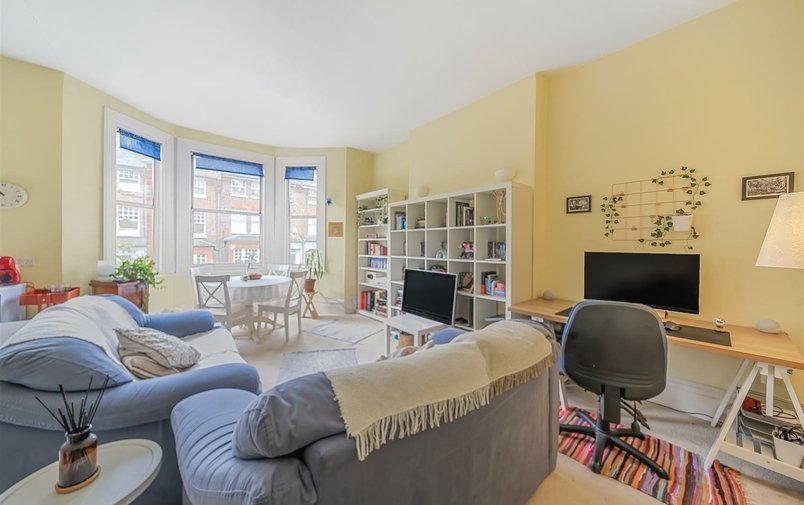 Flat to rent in Denning Road, Hampstead Village