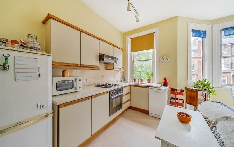 Flat to rent in Denning Road, Hampstead Village