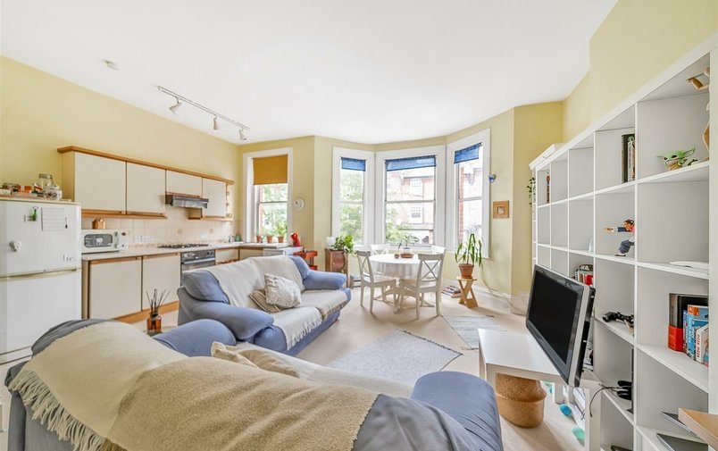 Flat to rent in Denning Road, Hampstead Village