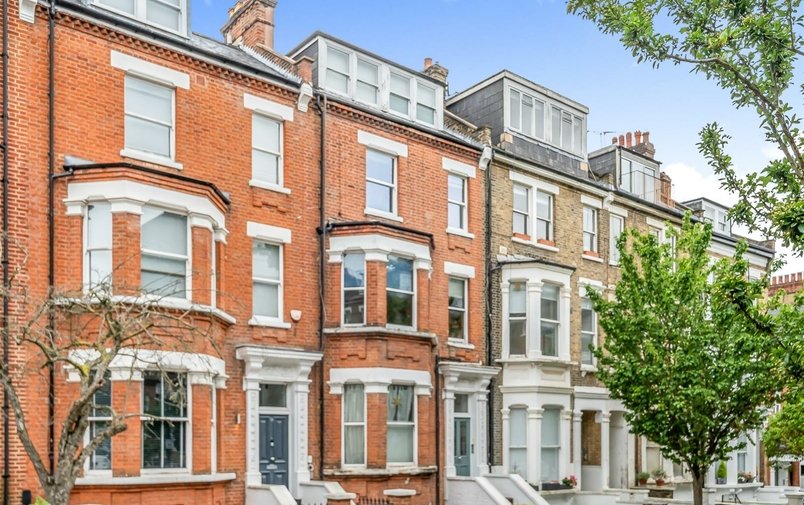 Flat to rent in Denning Road, Hampstead Village