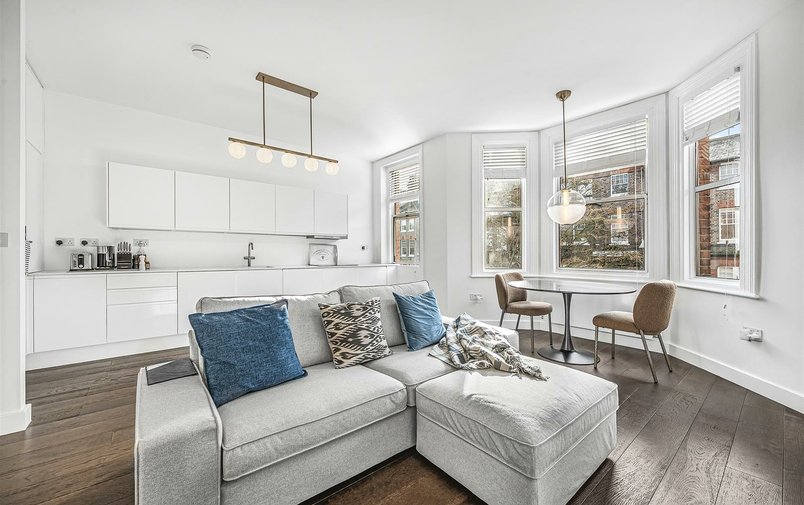 Flat to rent in Denning Road, Hampstead Village