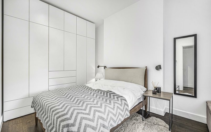 Flat to rent in Denning Road, Hampstead Village