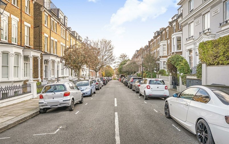 Flat to rent in Denning Road, Hampstead Village
