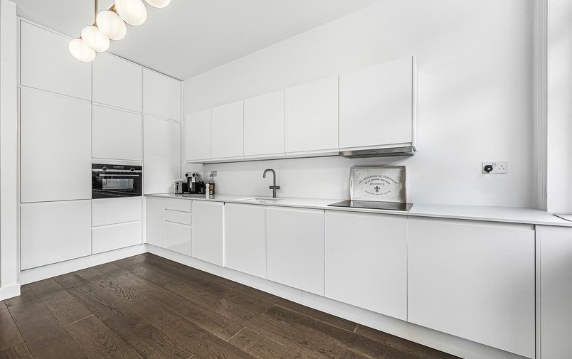 Flat to rent in Denning Road, Hampstead Village