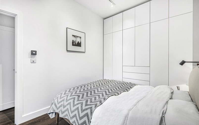 Flat to rent in Denning Road, Hampstead Village