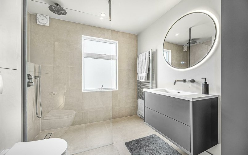 Flat to rent in Denning Road, Hampstead Village