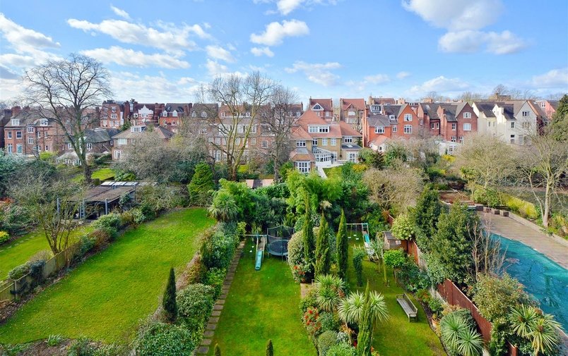 Flat to rent in Fitzjohn's Avenue, Hampstead