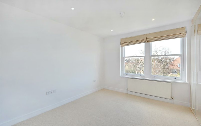 Flat to rent in Fitzjohn's Avenue, Hampstead