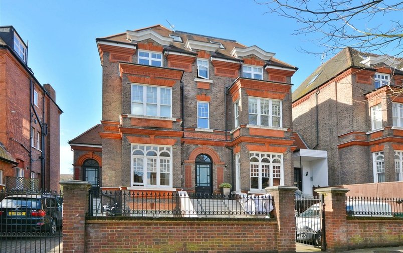 Flat to rent in Fitzjohn's Avenue, Hampstead