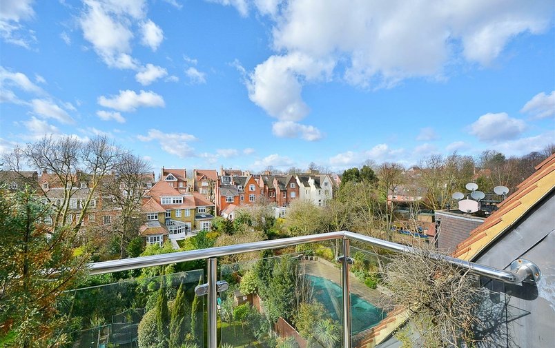 Flat to rent in Fitzjohn's Avenue, Hampstead