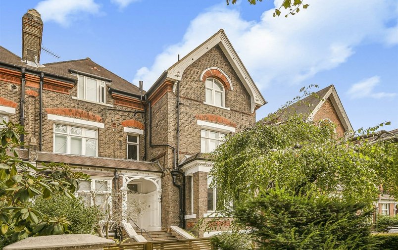 Flat to rent in Fitzjohn's Avenue, London