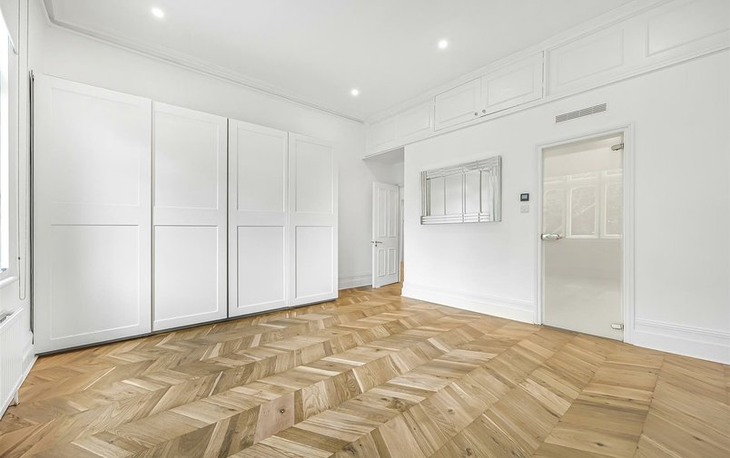 Flat to rent in Fitzjohn's Avenue, London