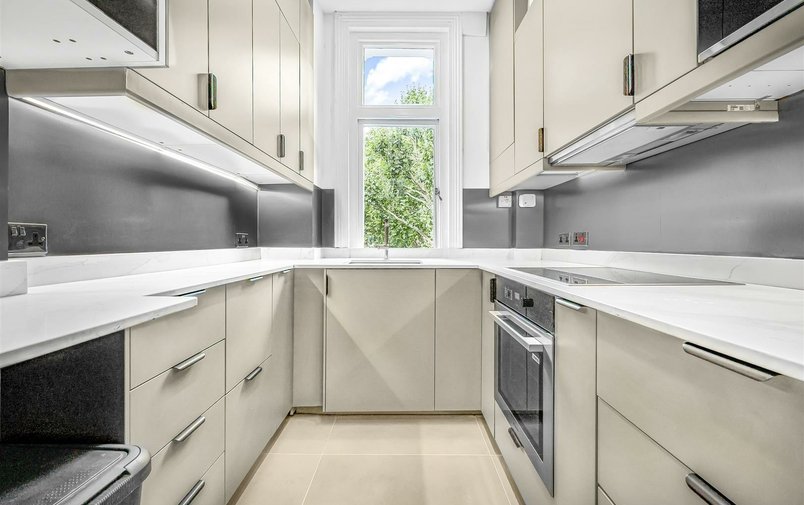 Flat to rent in Fitzjohn's Avenue, London