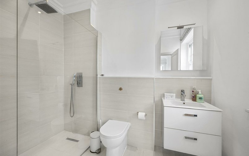 Flat to rent in Fitzjohn's Avenue, Hampstead Village