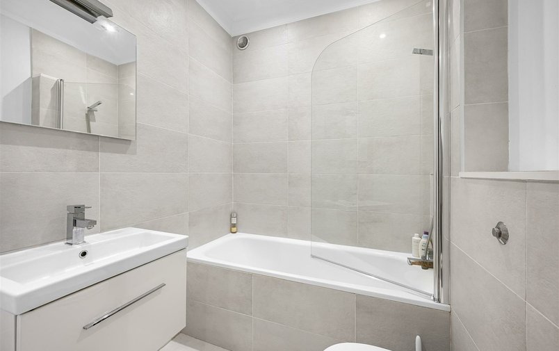 Flat to rent in Fitzjohn's Avenue, Hampstead Village