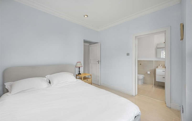 Flat to rent in Fitzjohn's Avenue, Hampstead Village