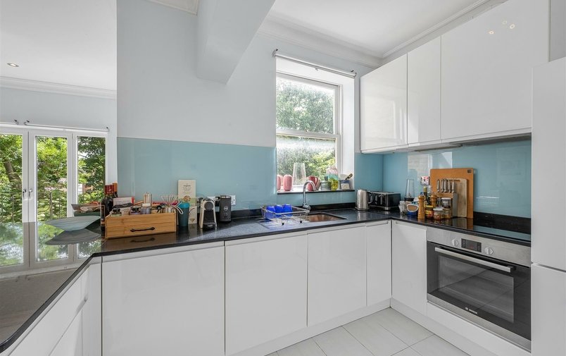 Flat to rent in Fitzjohn's Avenue, Hampstead Village