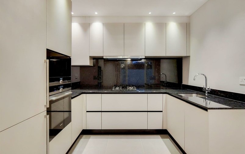 Flat to rent in Fitzjohns Avenue, Hampstead