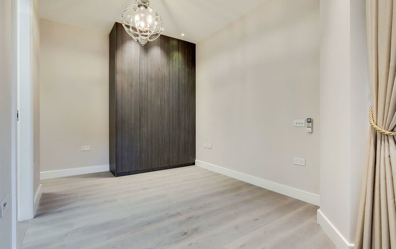 Flat to rent in Fitzjohns Avenue, Hampstead