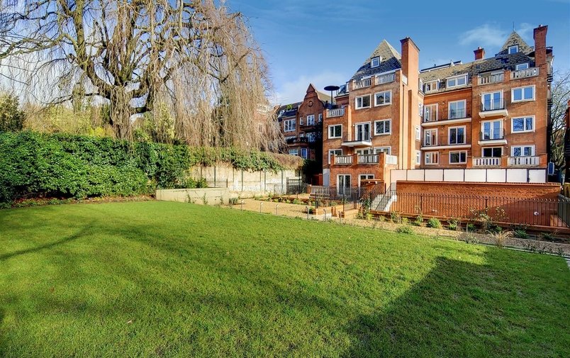 Flat to rent in Fitzjohns Avenue, Hampstead