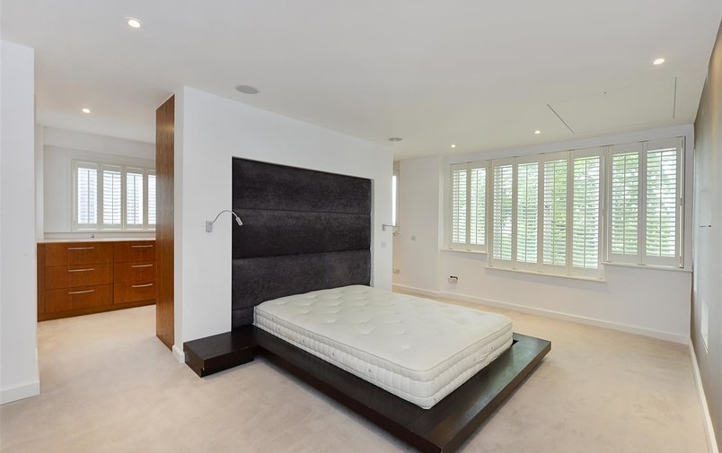 Flat to rent in Fitzjohns Avenue, Hampstead