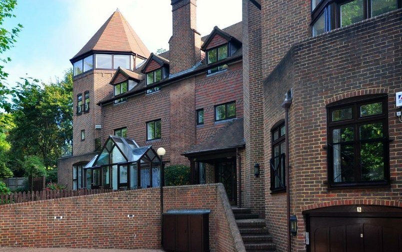 Flat to rent in Fitzjohns Avenue, Hampstead