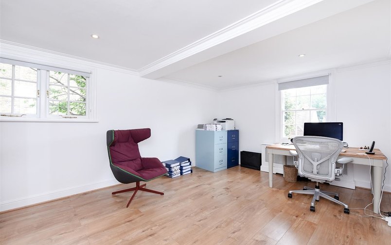 Flat to rent in Frognal, Hampstead Village