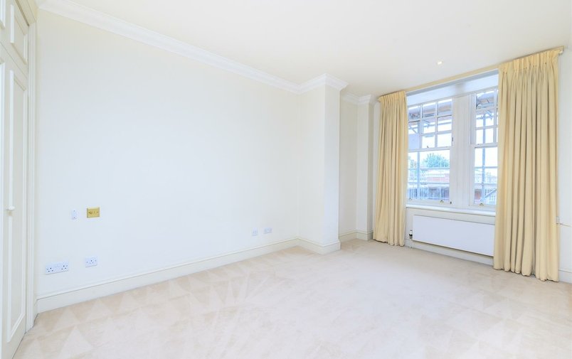 Flat to rent in Frognal Rise, London